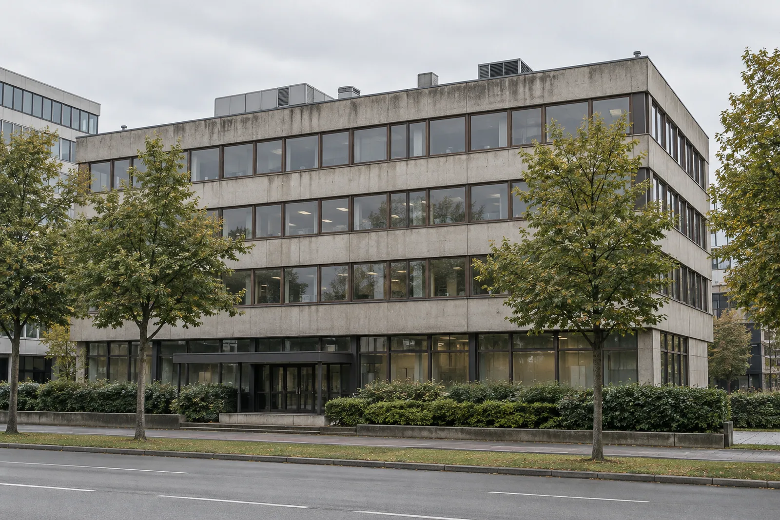 Bürogebäude aus den 1970er Jahren mit Fensterbändern: Energieausweis Nichtwohngebäude 2027 nach GModG, gewerbepass®